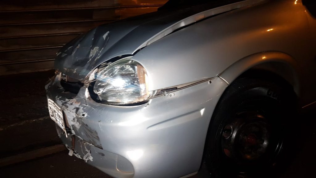 Colisão entre carro e moto deixa jovem ferido na marginal da BR-277