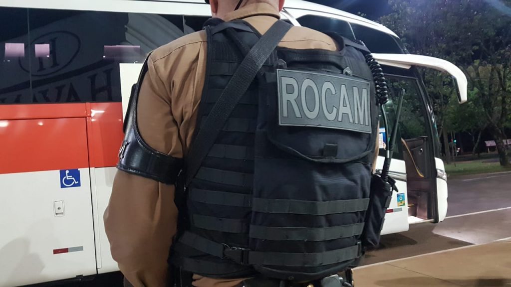 Operação Cavaleiro de Aço é realizada e Rocam aborda ônibus na Avenida Tancredo Neves