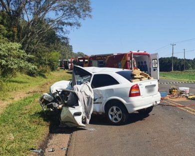 Transportando 185 quilos de maconha, homem se envolve em colisão frontal e morre na PR-483 Imagem referente a Transportando 185 quilos de maconha, homem se envolve em colisão frontal e morre na PR-483