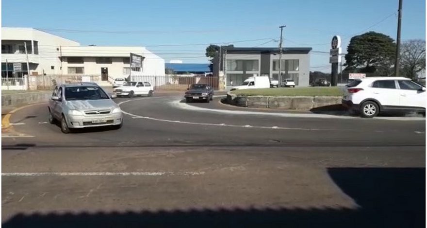 Óleo derramado sobre pista causa queda de motociclistas no Bairro Universitário