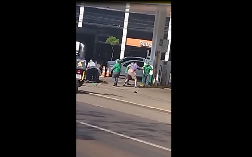 Confusão no Centro: Vídeo mostra briga dentro de posto de combustíveis na Avenida Brasil