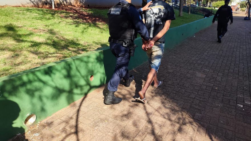 Homens ameaçam mulher com barra de ferro na Praça Wilson Joffre e um deles é detido pela GM