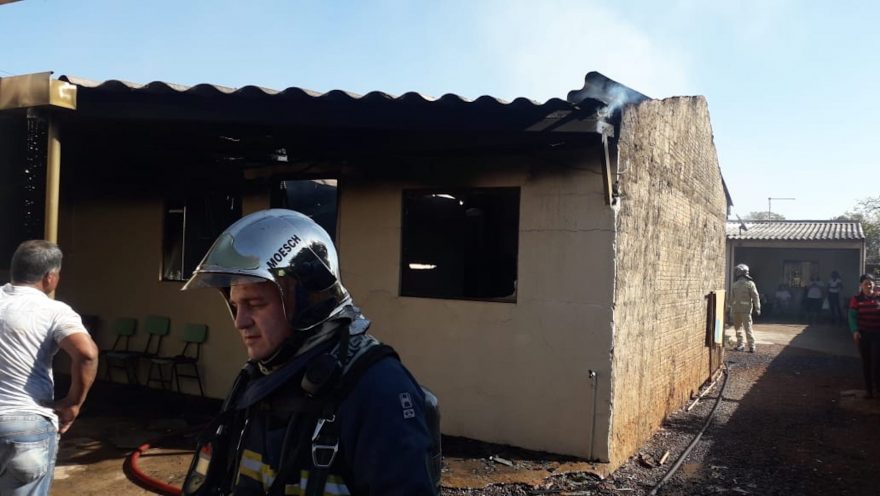 Bombeiros combatem incêndio em residência no Bairro Cascavel Velho
