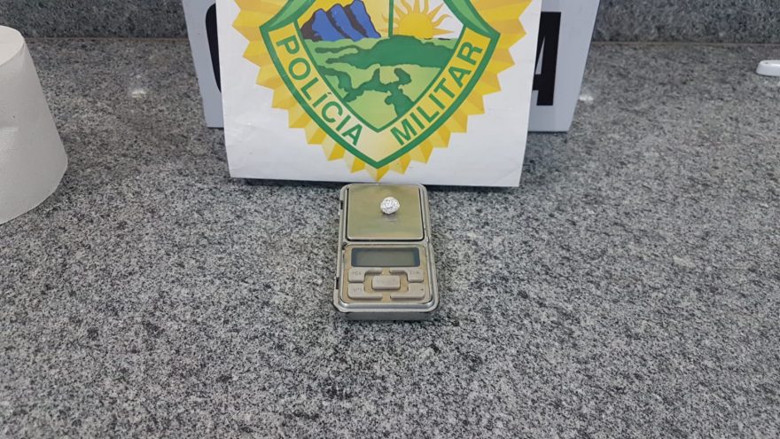 Detidos no Santa Cruz com veículo furtado estavam com pedra de crack
