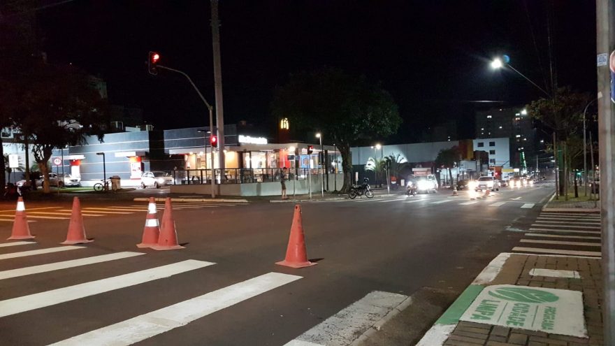 Avenida Brasil tem parte do cruzamento com a Rua Riachuelo interditado para instalação de radar