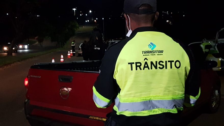 Operação de trânsito é realizada pela Transitar e Guarda Municipal na Rua Olindo Periolo