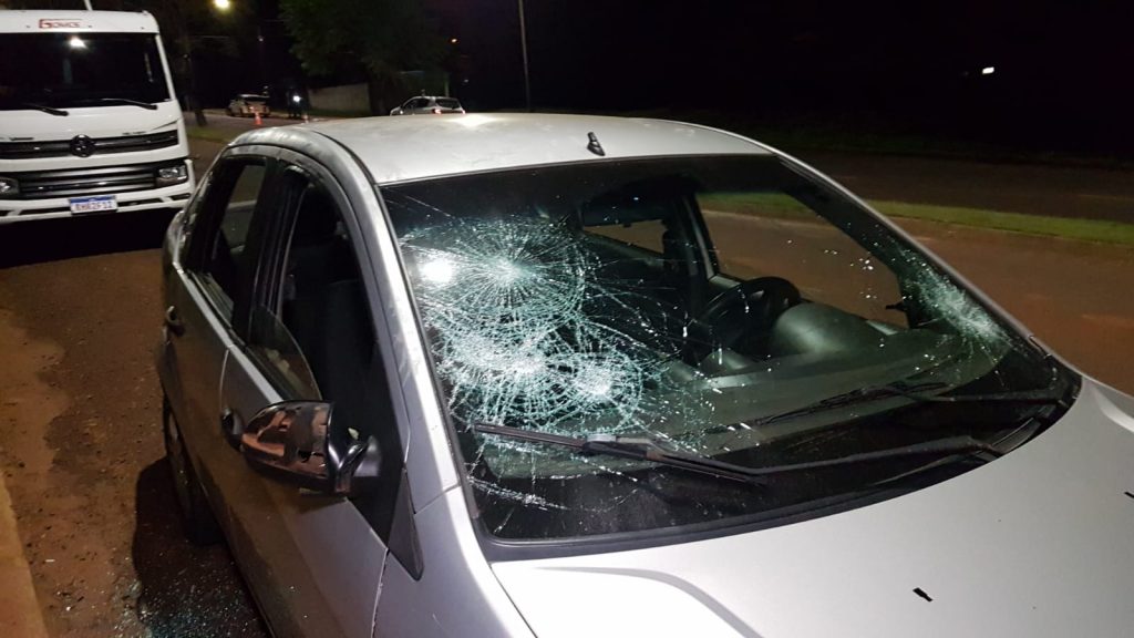 Revoltado, condutor com R$ 9 mil em débitos no veículo danifica carro; veja como ficou