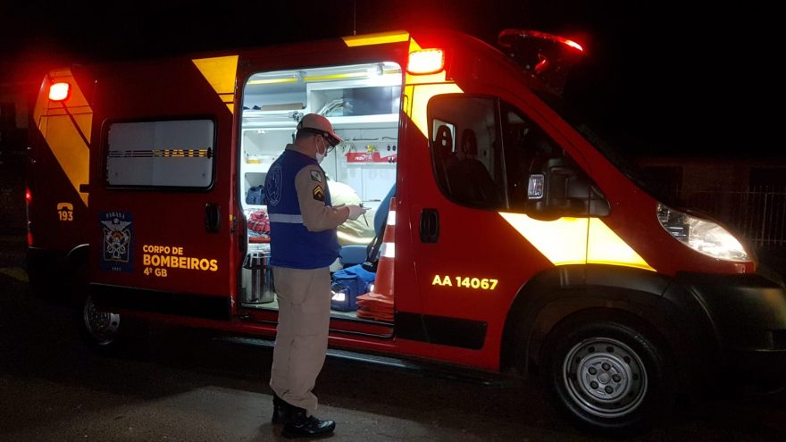 Condutora de Honda Biz sofre queda e é atendida pelo Siate, no Bairro Periolo