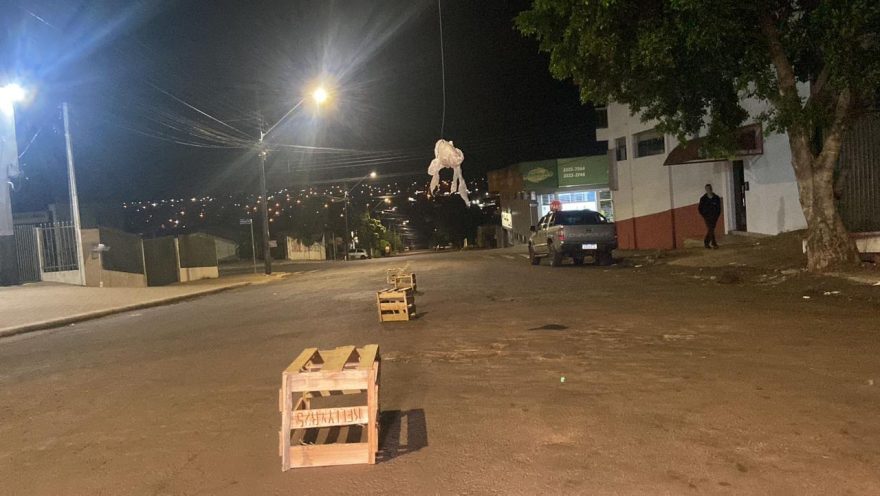 Sinalização com sacola e caixas de madeira chama atenção para fios soltos no Bairro Floresta