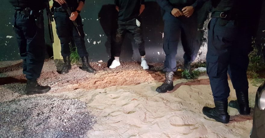 Após efetuar disparos, homem é detido pela GM com arma de fogo, no Bairro Alto Alegre