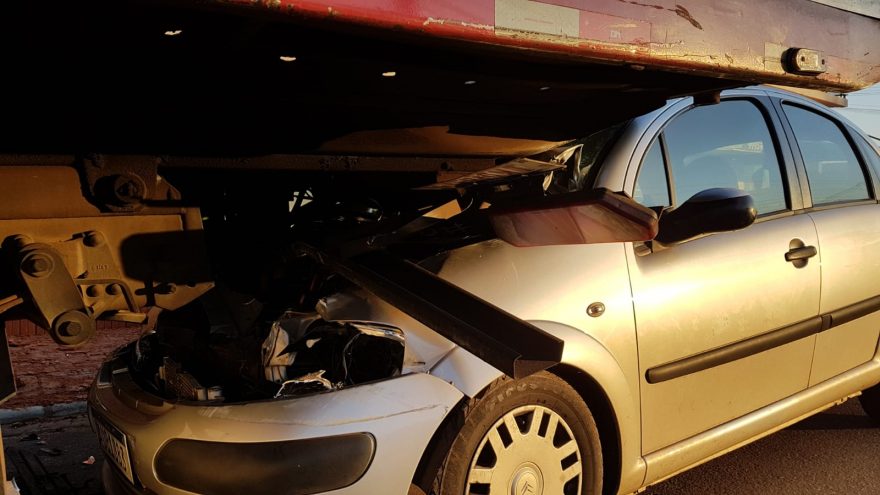 Jovem passa mal, perde o controle da direção e carro vai parar embaixo de guincho