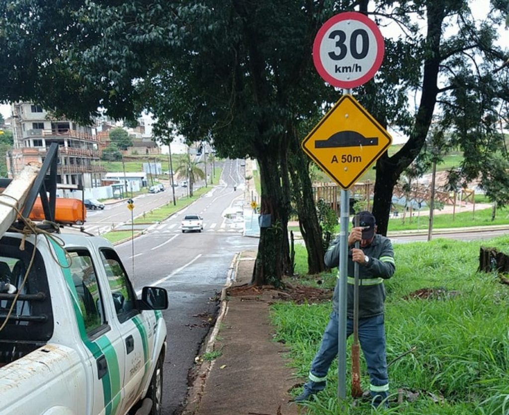 Com economia de 48% em licitação, Transitar vai instalar mais de 10 mil placas de sinalização de trânsito