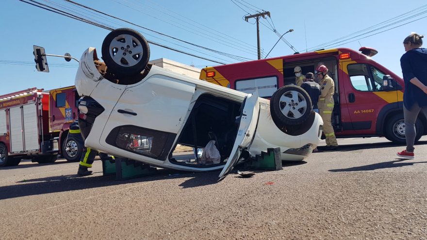 Colisão seguida de capotamento é registrada na Avenida Carlos Gomes