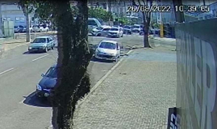 Vídeo mostra Fiat Mobi capotando após ser atingido por micro-ônibus na Avenida Carlos Gomes