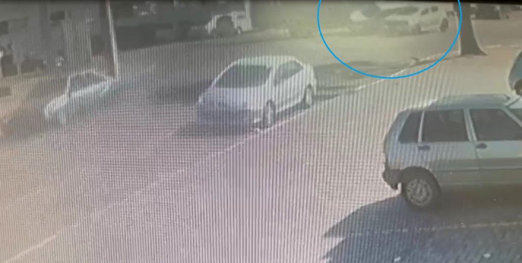 Veja por outro ângulo a colisão seguida de capotamento na Av. Carlos Gomes