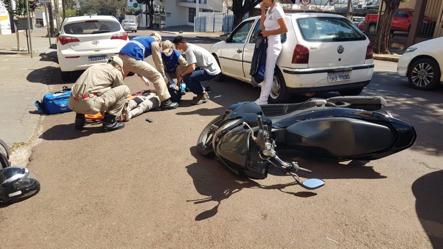 Motociclista sofre contusão na perna em acidente de trânsito no Centro