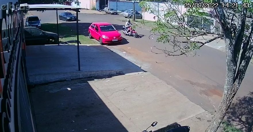 Câmeras registram movimentação de indivíduo em posse de motocicleta furtada
