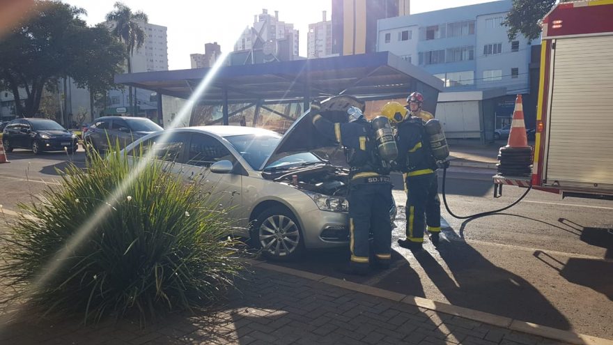 Bombeiros agem rápido e evitam incêndio em veículo na Av. Brasil, no Centro