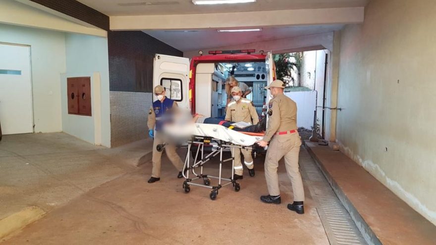 Jovem cai de escada no Atacadão e fica ferida