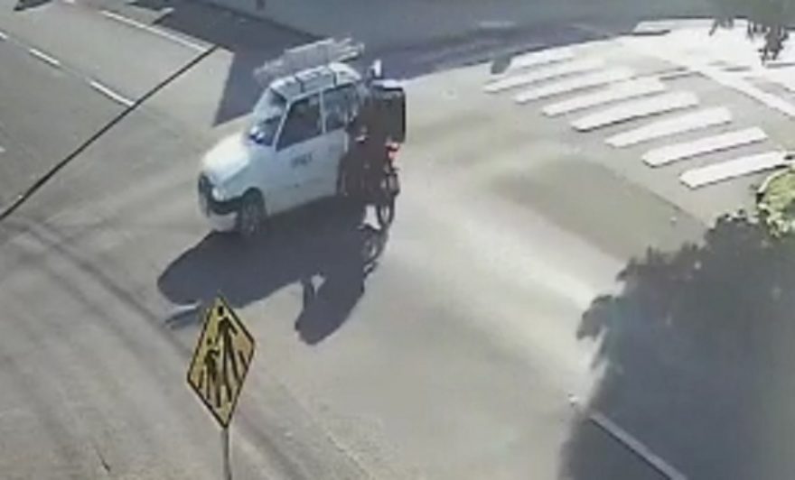 Uno com escada e motocicleta colidem no Parque São Paulo; veja imagens