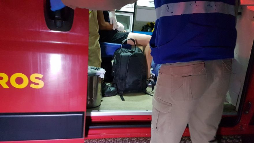 Mulher agride companheira, quebra vidro de janela e precisa de atendimento do Siate, no Parque Verde