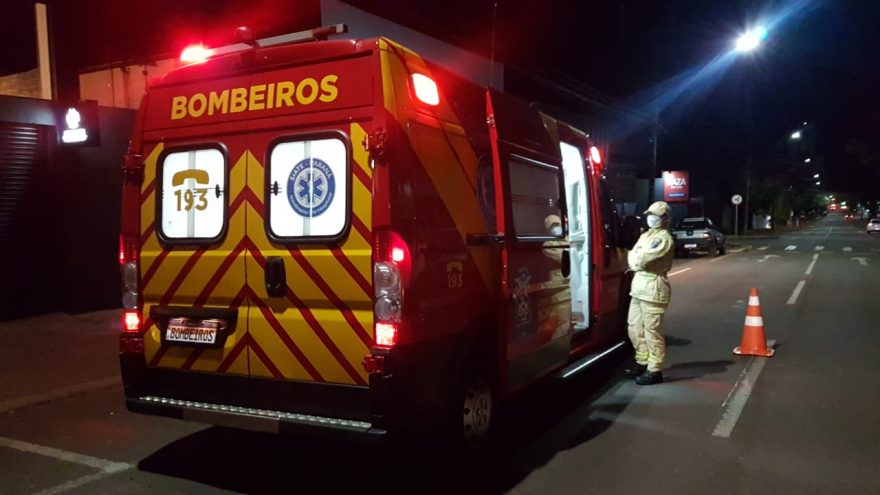 Mulher fere o queixo ao tropeçar na calçada e é atendida pelo Siate, no centro de Cascavel