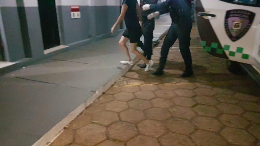 Agressora é detida pela GM após alta hospitalar; mulher bateu na companheira e quebrou janela de casa com soco, no Parque Verde