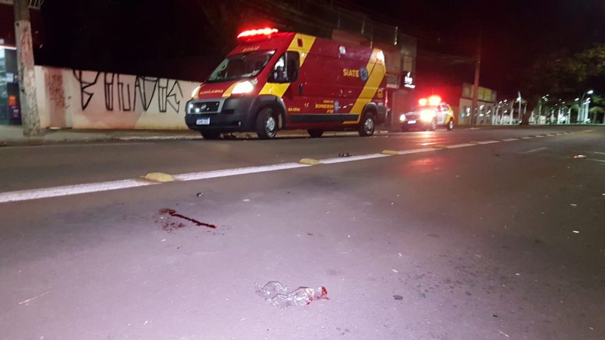 Homem mexe com pessoas na rua e é agredido por populares, no centro