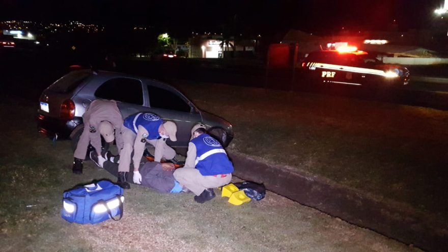 Corsa passa reto pela marginal da BR-277, cai na canaleta e deixa idoso ferido, no Bairro Maria Luiza