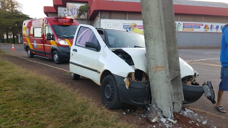 Moça fica ferida após automóvel colidir contra poste na região do Lago