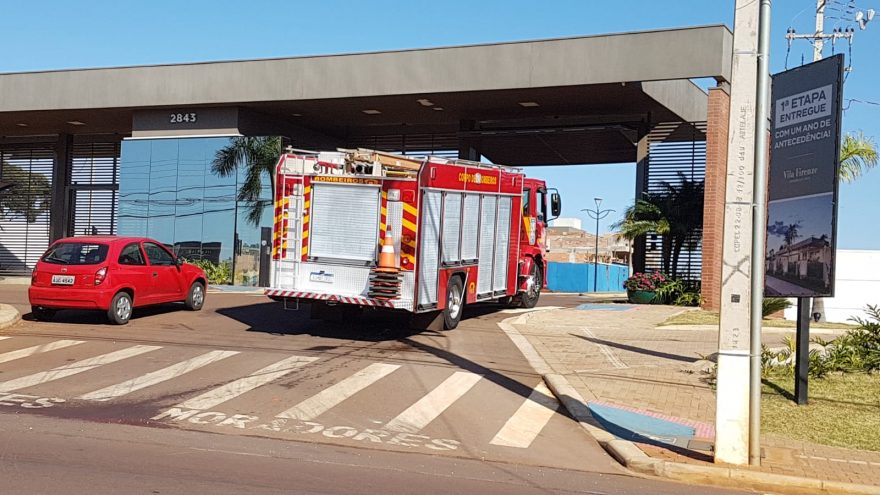 Corpo de Bombeiros é acionado para remover cobra Cascavel em condomínio na Rua Jorge Lacerda