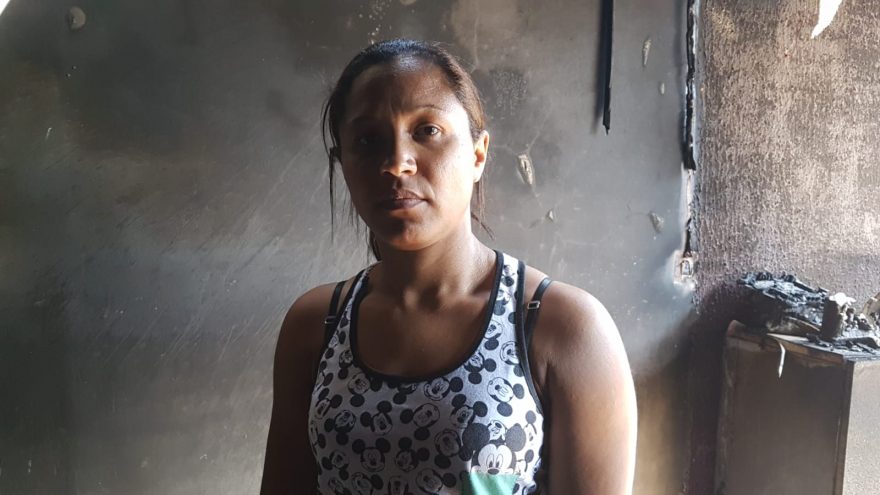 Vítima que teve a casa destruída em incêndio pede ajuda e diz estar chateada após internautas denegrirem sua imagem