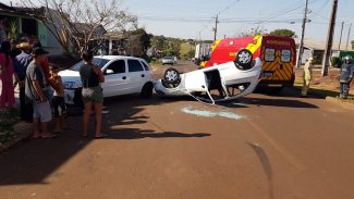 Após colisão com Corsa, Celta capota no Bairro Interlagos e condutora fica ferida