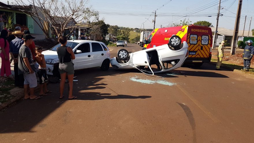 Após colisão com Corsa, Celta capota no Bairro Interlagos e condutora fica ferida