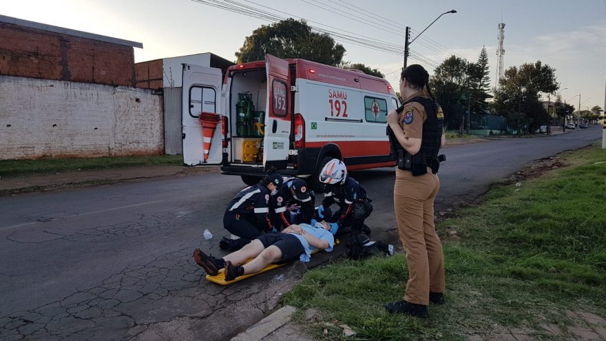 Polícia Militar presta atendimento ao ciclista que sofreu queda até a chegada do Samu