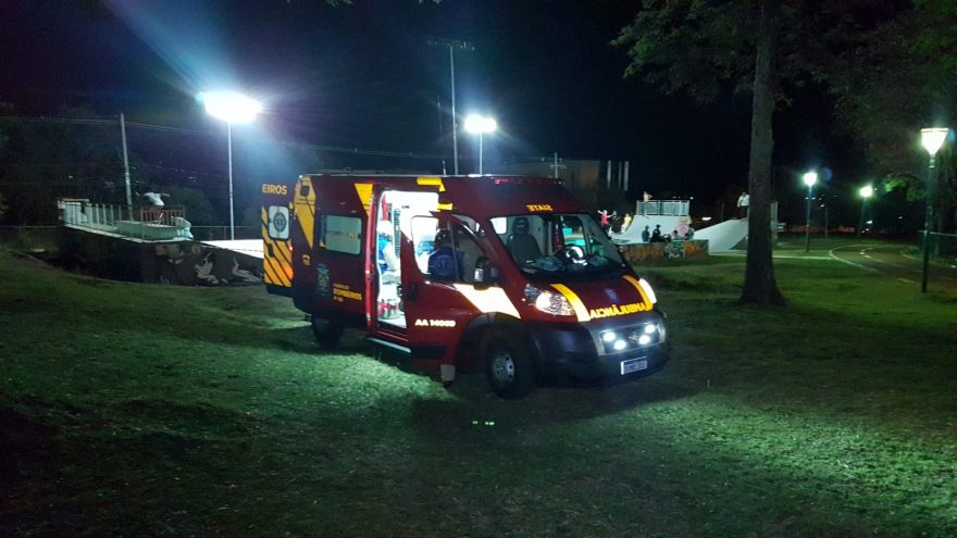 Criança cai ao andar de skate e sofre contusão na região lombar