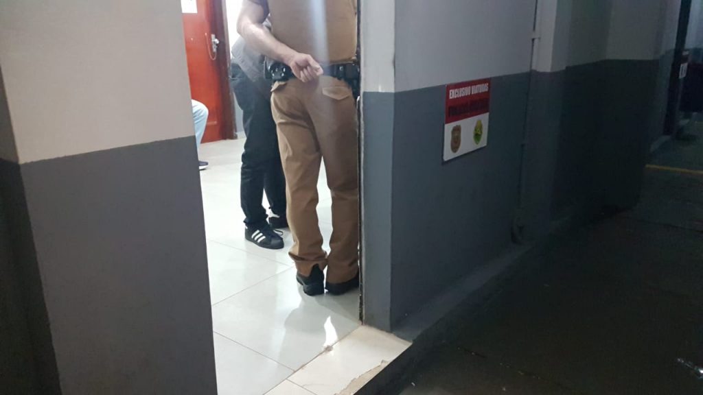 Homem é detido ao recusar teste do bafômetro ao quase bater em viatura da PM estacionada