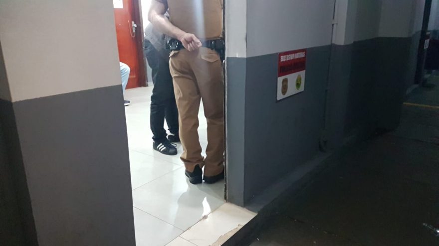 Homem é detido ao recusar teste do bafômetro ao quase bater em viatura da PM estacionada