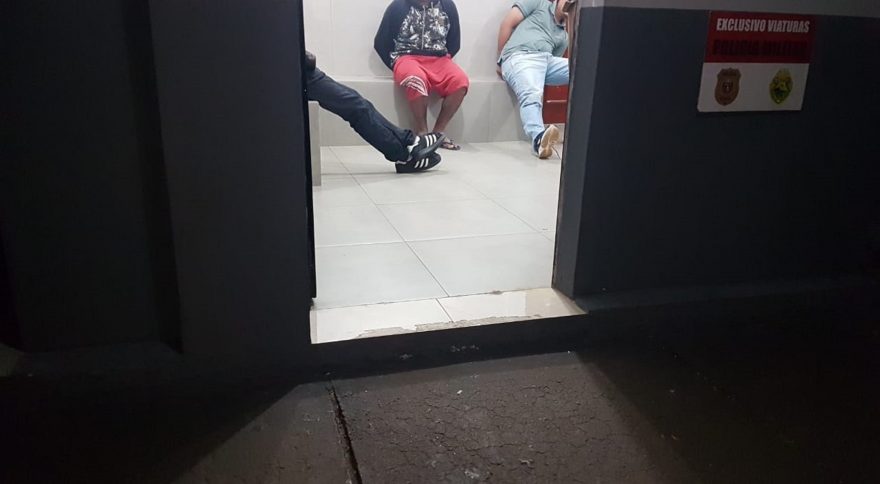 Homem tenta fugir de abordagem da PM, envolve-se em acidente e acaba detido com crack