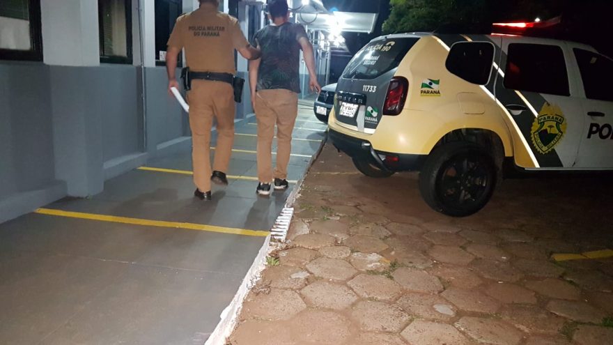 Jovem é detido por embriaguez ao colidir carro em veículos estacionados