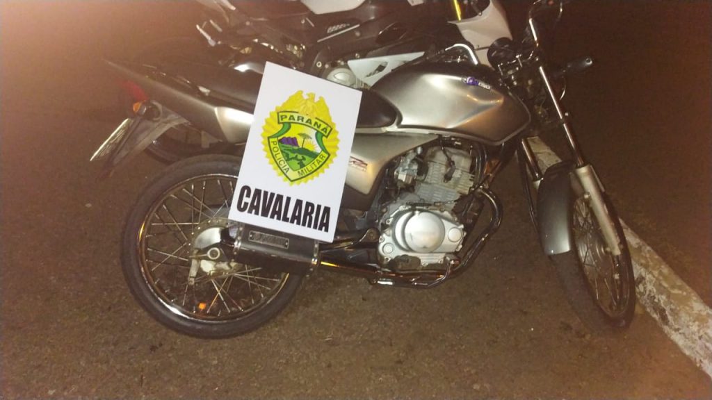 Moto “barulhenta” era conduzida por homem sem CNH que fazia “malabarismo” na via