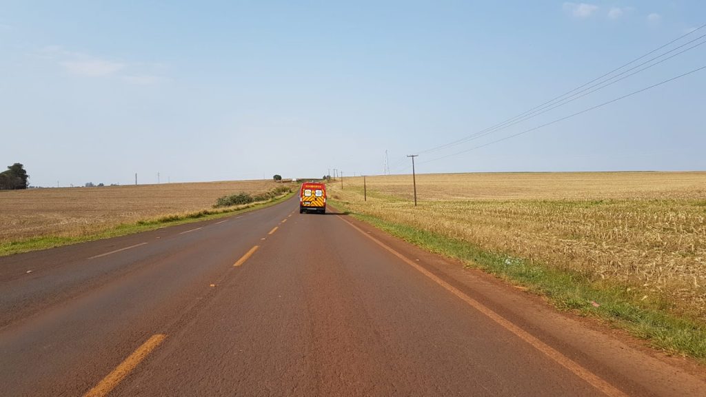 Motociclista fica ferido ao atingir placa na BR-467