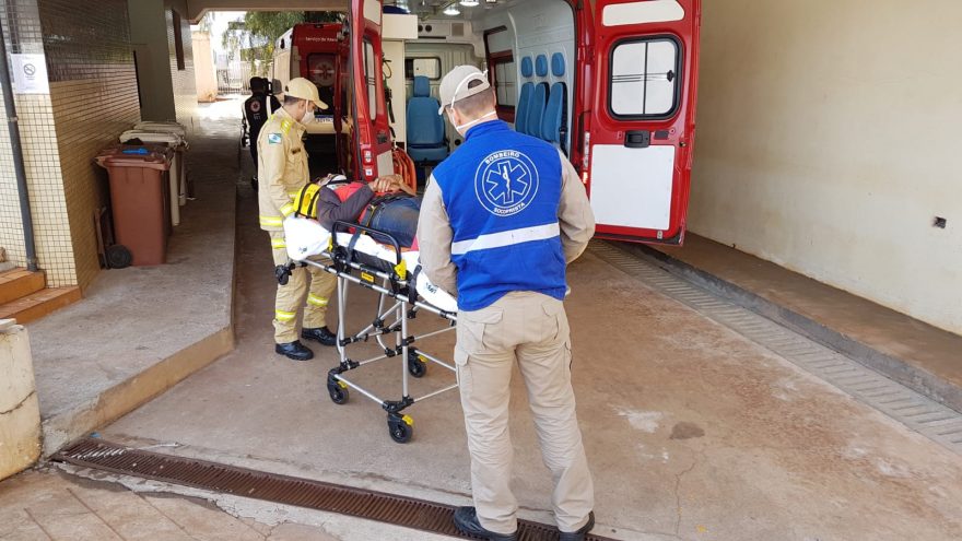 Motociclista de 29 anos fratura a clavícula ao sofrer queda de moto na PR-486