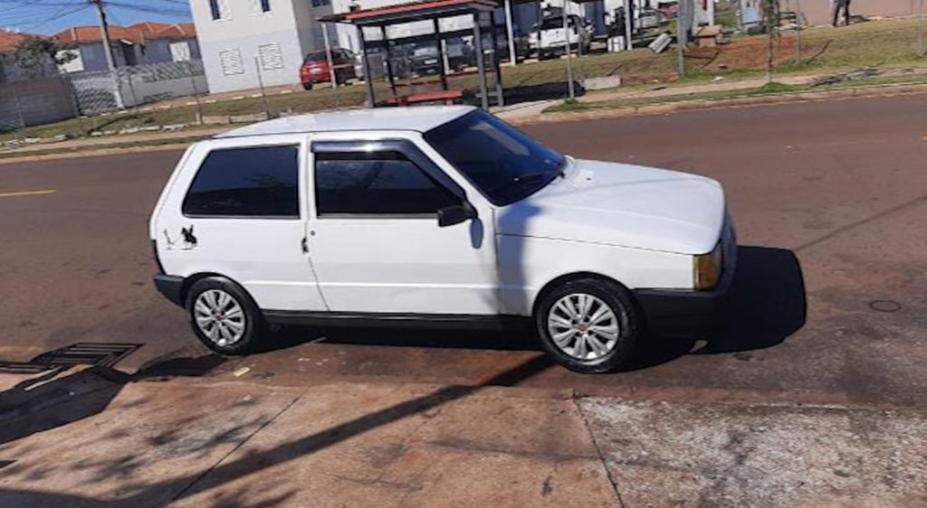Fiat Uno placas LYM 5996 foi furtado na Rua Riachuelo