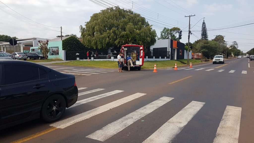 Motociclista sofre queda ao passar por óleo derramado e fica ferida, na Rua Ipanema