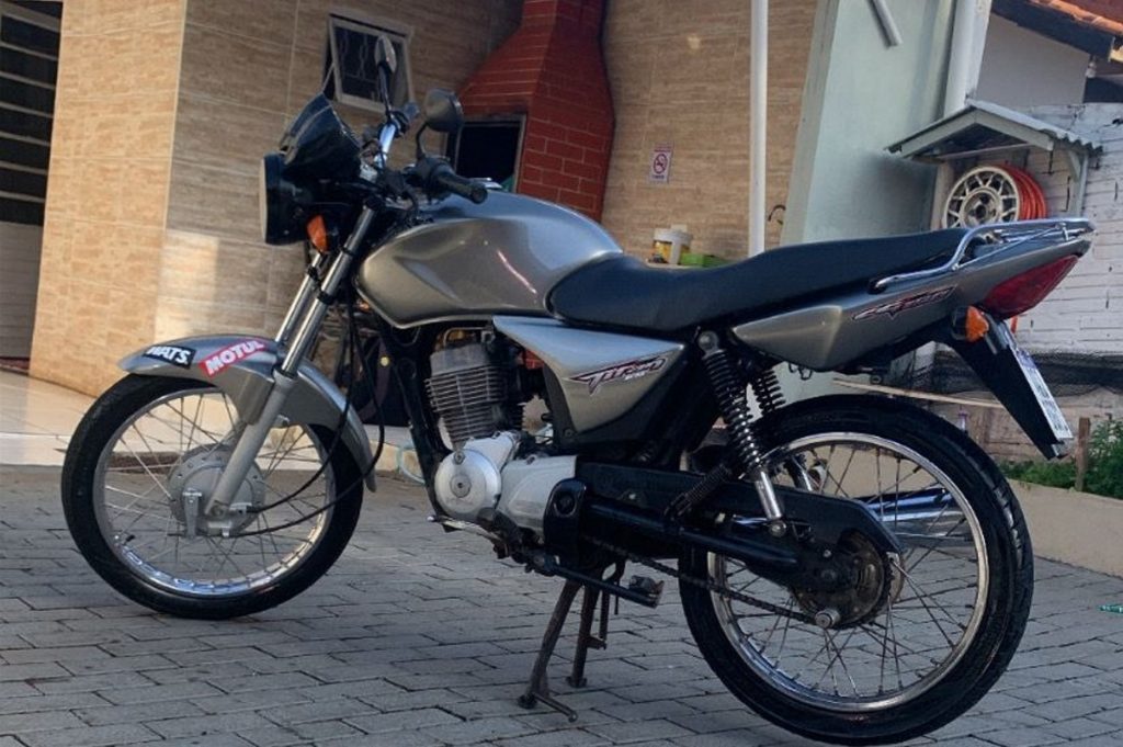 Motocicleta Honda CG150 Titan prata com placa AQJ-8G71 foi furtada no Bairro Coqueiral Motocicleta Honda CG150 Titan prata com placa AQJ-8G71 foi furtada no Bairro Coqueiral
