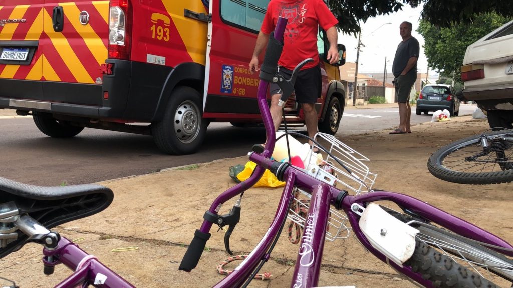 Menina fica ferida ao cair de bicicleta na Rua Paraná, no Bairro Coqueiral