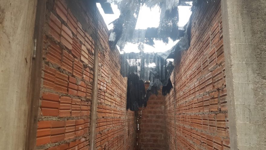 Viga e telhas de residência pegam fogo durante churrasco no Santa Felicidade