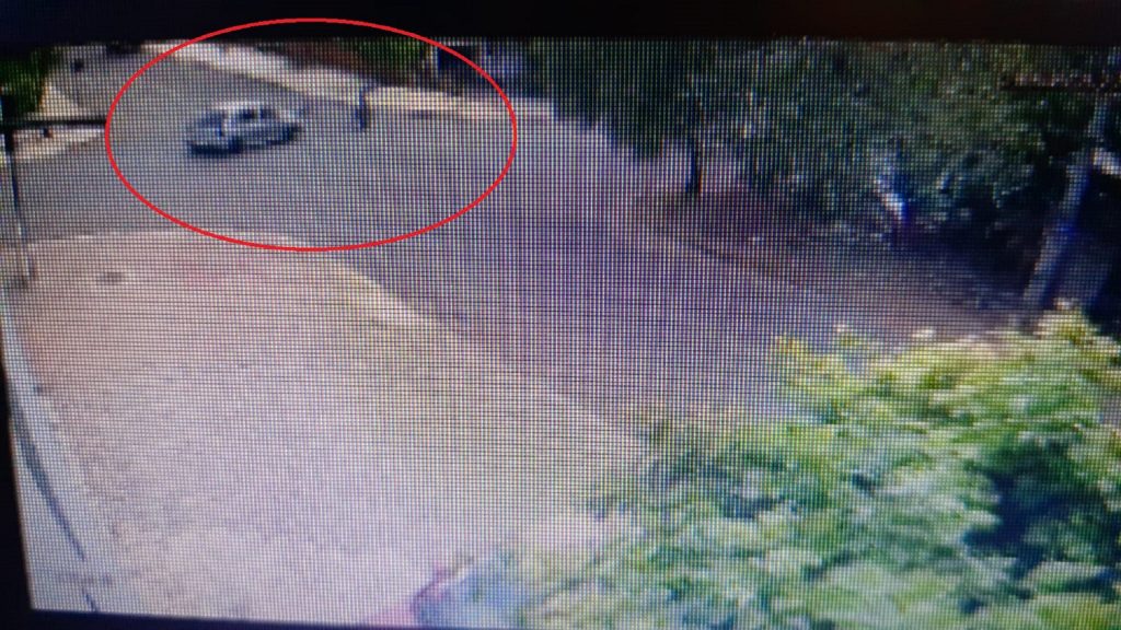 Motociclista “voa” após batida contra carro no Bairro Santa Felicidade