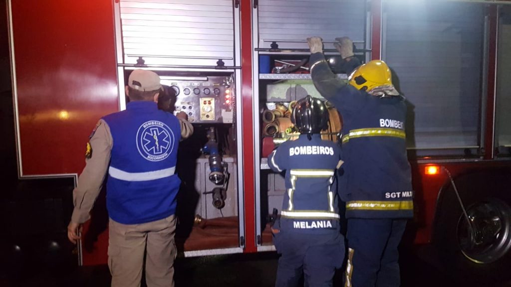 Corpo de Bombeiros combate incêndio na Rua Paraná